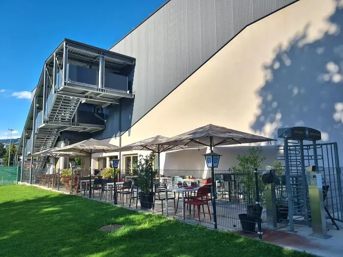Der Gastgarten der Kino-Gastronomie kann vom Stadionbad aus nicht mehr betreten werden