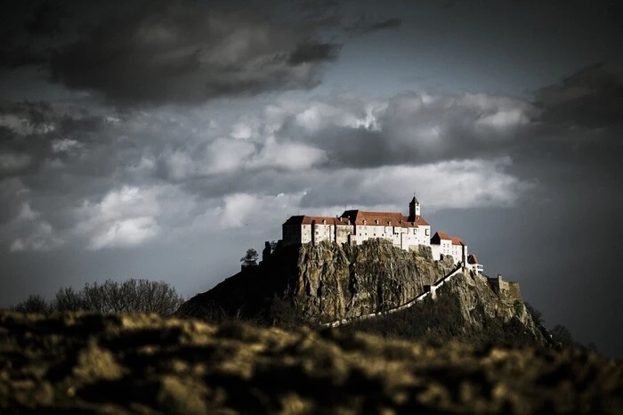 Aber nicht nur Besucherinnen und Besucher posierten für den südoststeirischen Fotografen. Die Riegersburg selbst und ihre Umgebung präsentieren zig malerische Fotomotive.