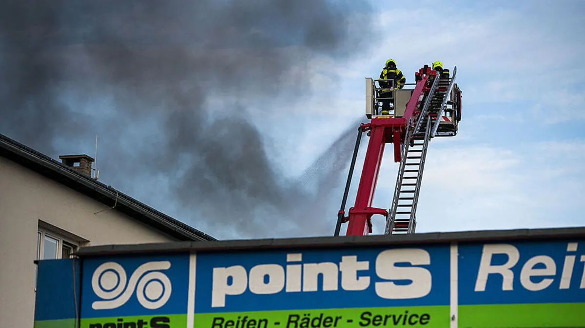 Das Feuer vernichtete Reifen und Felgen in Millionenhöhe