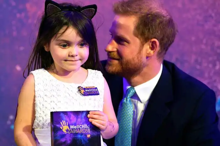"Als meine Frau und ich das letzte Mal hier waren, wussten wir, dass wir unser erstes Kind erwarten. Sonst wusste das niemand", sagte Harry, lachte verlegen und stockte.