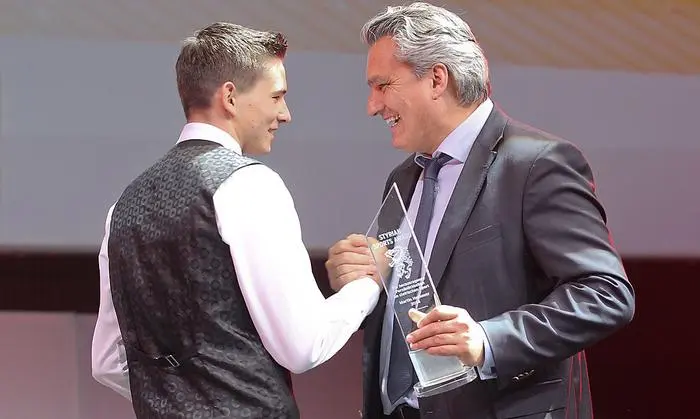 GRAZ,AUSTRIA,15.MAI.14 - SPORT DIVERS, SPORTHILFE - Galanacht des Sports, Sportlerwahl des Landes Steiermark. Bild zeigt Martin Hofbauer und Chefredakteur Hubert Patterer (Kleine Zeitung). Keywords: Styrian Sports Award.
Foto: GEPA pictures/ Christian Walgram
