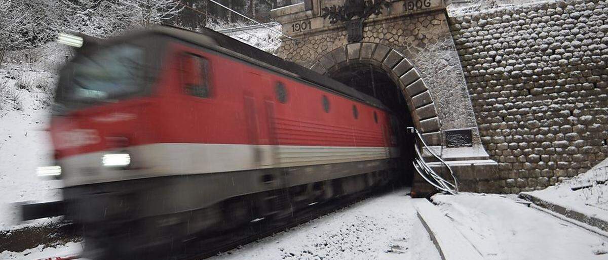Ab 28. Februar ist der Bahntunnel durch den Bosruck gesperrt. Ende Juli   sollen die Arbeiten abgeschlossen sein     