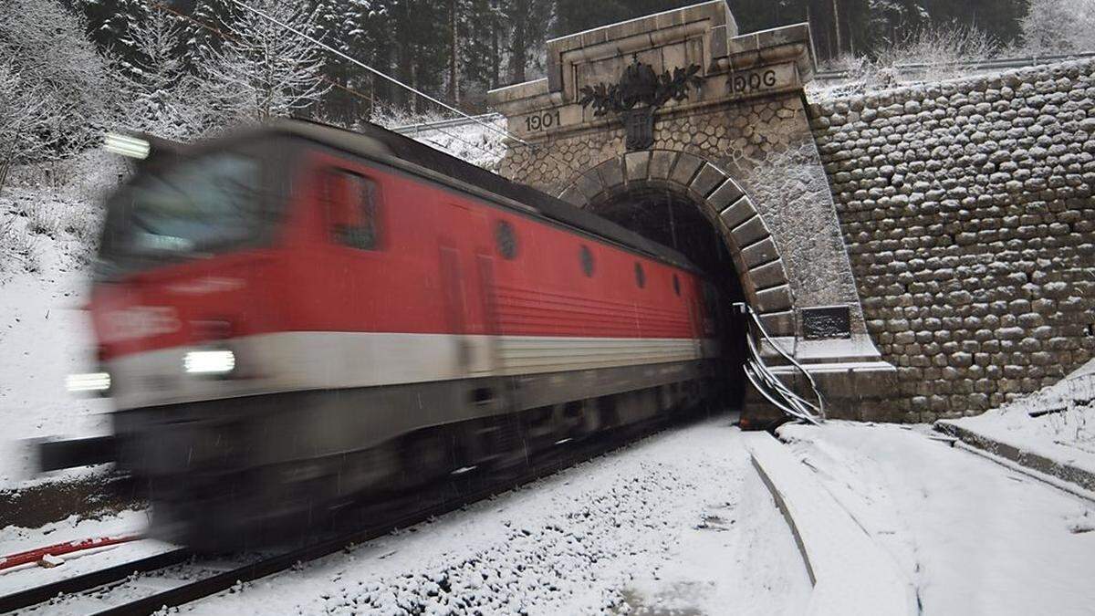 Ab 28. Februar ist der Bahntunnel durch den Bosruck gesperrt. Ende Juli   sollen die Arbeiten abgeschlossen sein     