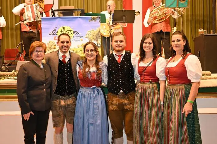 v.l.Bürgermeisterin Gabriele Dörflinger, Obmann der Bauerngemeinschaft Stefan Ratheiser, Mädlleiterin Katherina Koller, Landjugendobmann Dominik Ressler und vom Chor Obfrau Marlene Krenn und Chorleitung Hildegard Krenn