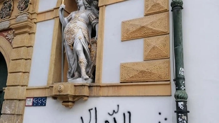 Neben dem Eingang zum Landtag in der Herrengasse steht "Allah Akbar" - also "Allah ist groß".  