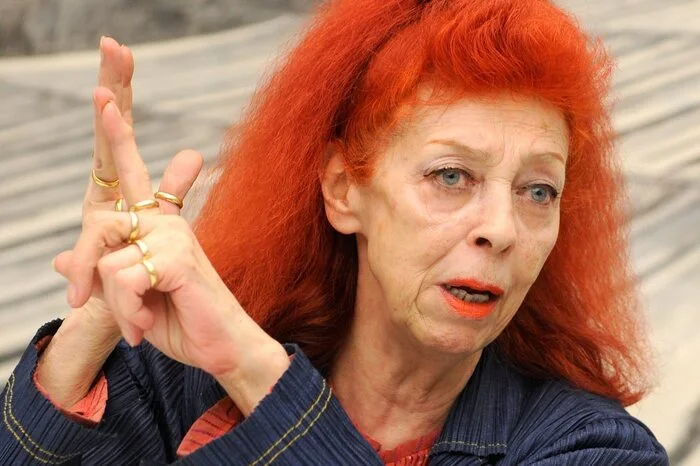 Auch nach dem Tod seiner Frau Jeanne-Claude 2009, war der Künstler weiter aktiv. Die beiden hatten sich 1958 durch einen Porträtauftrag kennengelernt. Ihr erstes gemeinsames Projekt hatten sie 1961: 89 Ölfässer blockierten eine Straße in Paris. Ein Jahr später wurde geheiratet.