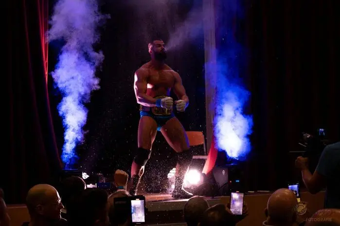 Unter den Profi-Wrestlern war auch Lokalmatador Maximilian Bajlitz aka „Mexxberg“. Für ihn war der Kampf um den UKWA Steiermark-Titel in der Sporthalle sozusagen ein Heimspiel, stammt der 39-Jährige doch gebürtig aus Anger. 