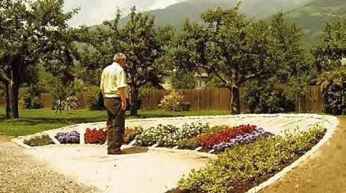 Am Iselkai in Lienz befindet sich eine analemmatische Blumensonnenuhr. Hier kann man seinen eigenen Schatten zur Zeitanzeige nutzen