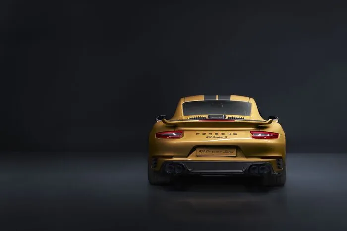 Der 3,8-Liter-Sechszylinder-Biturbo-Boxermotor mit dem exklusiven Powerkit hat ein maximales Drehmoment von 750 Newtonmetern, das zwischen 2250 und 4000 Umdrehungen anliegt. Damit sprintet die „Exclusive Series“ in 2,9 Sekunden von 0 auf 100 km/h. Die 200 km/h-Grenze fällt nach 9,6 Sekunden. Spitze erreicht der Sportwagen 330 km/h.