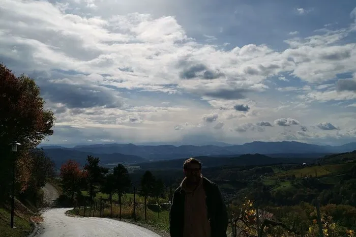 Huawei hat ein zweites Gerät mit drei Kameras, das P20 Pro. Das hat vor allem damit überrascht, dass man gegen die Sonne gute Fotos machen konnte. Das Mate 20 Pro enttäuscht hier. Wie bei jedem anderen Handy, überwiegen dunkle Töne im Bild.