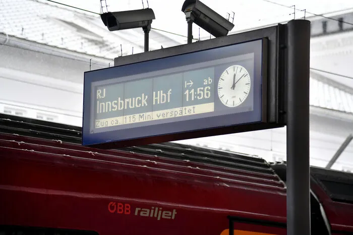Da die Gewerkschafter nicht bekannt gaben, wo gestreikt wird, stellten die ÖBB zwischen 12.00 und 14.00 Uhr vorsorglich den gesamten Bahnverkehr ein.