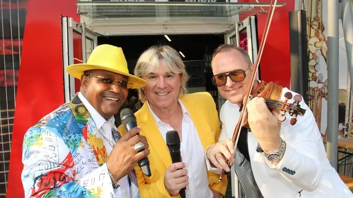 „Wir freuen uns, Ihnen unseren brandneuen Sommerhit “Fuego Caliente” mit Tanzgarantie vorzustellen!“, so euphorisch kündigten Marc Andrae, Silvio Gabriel und Rafanello Marquezz ihr neues Werk an. 