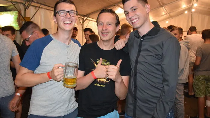 Seit Jahrzehnten lockt das Hallenfest der Freiwilligen Feuerwehr Breitenbuch Gäste von Nah und Fern in den kleinen Ort, dem man eine Party wie diese nicht gleich auf den ersten Blick zutraut.