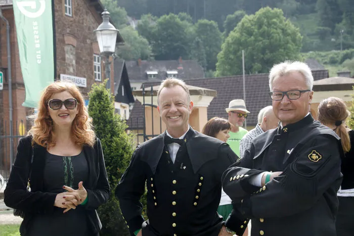 Mario Abl, Obmann des Vereins Steirische Eisenstraße, konnte viele Gäste bei der 35 Jahr-Feier des Vereins begrüßen. Im Bild mit seiner Ehefrau Birgit und Moderator Erhard Skupa.