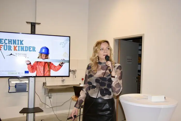 „Wir jammern nicht, wir machen etwas“, betonte die Obfrau des Vereins „Technik für Kinder Vulkanland“, Silvia Reindl, als sie zusammen mit dem Cluster „Technologie und Handwerk Vulkanland“ und den Betrieben die Idee entwickelte