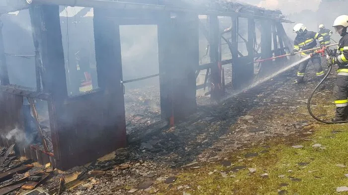 Als die Feuerwehren am Mittwochmorgen zum Wirtschaftsgebäude kamen, stand dieses bereits im Vollbrand.