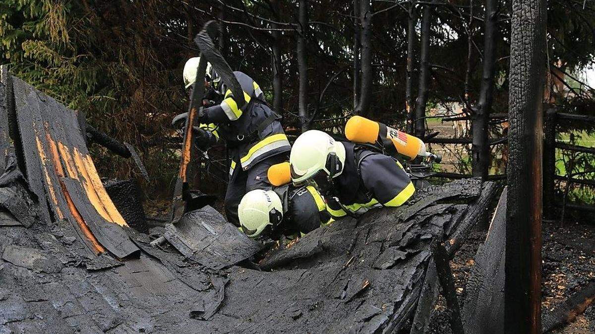 25 Mann der Feuerwehr Spielberg verhinderten ein Übergreifen der Flammen auf das angrenzende Wirtschaftsgebäude