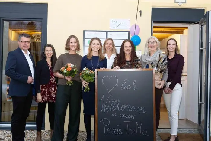Zahlreiche Gäste, darunter Bürgermeister Johann Schützenhöfer, Freunde, Familie sowie umliegende Ärztinnen und Ärzte, gratulierten herzlich.