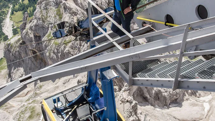 Raimund Brandner ist Wagenbegleiter am Dachstein. Er arbeitet dort, wo es im Sommer bis zu 3000 Touristen täglich hochzieht.