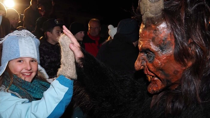 In Ebenthal zogen die Perchten Samstagabend beim Gemeindeamt um, Sonntagnachmittag waren sie dann in Gurnitz beim Mehrzweckhaus.