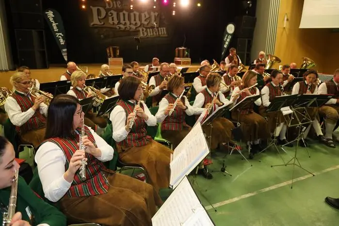 Eröffnet wurde der Festabend mit flotten Klängen der Musikkapelle.