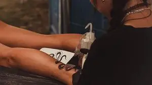 Klimaticket-Marketing auf grün mit nahezu lebenslanger Nachhaltigkeit – nicht abzieh- nicht abwaschbar. 