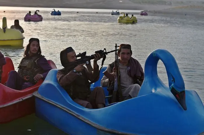 Ein See in der Nähe von Kabul am 28. September. Kämpfer der Taliban fahren bewaffnet in Tretbooten über das Wasser. 