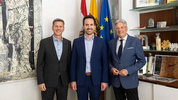 Daniel Fellner, Christoph Wiederkehr und Peter Kaiser (von links) bei einem Arbeitsgespräch im Mai 2025