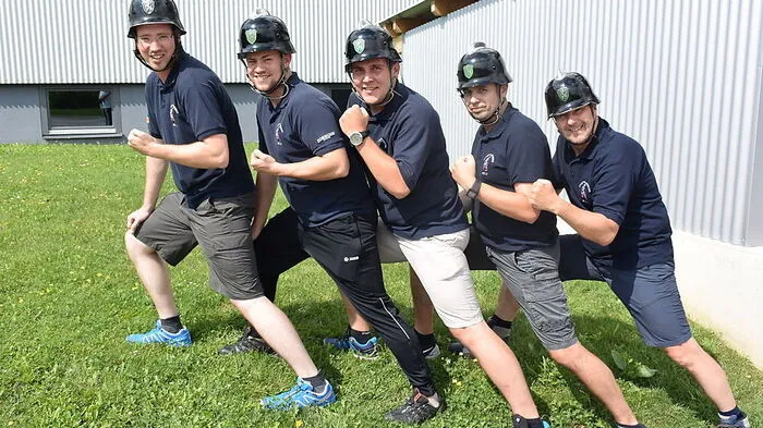 Fünf der acht Mitglieder der Stadtfeuerwehr Weiz, die den Schanzensprint wagen