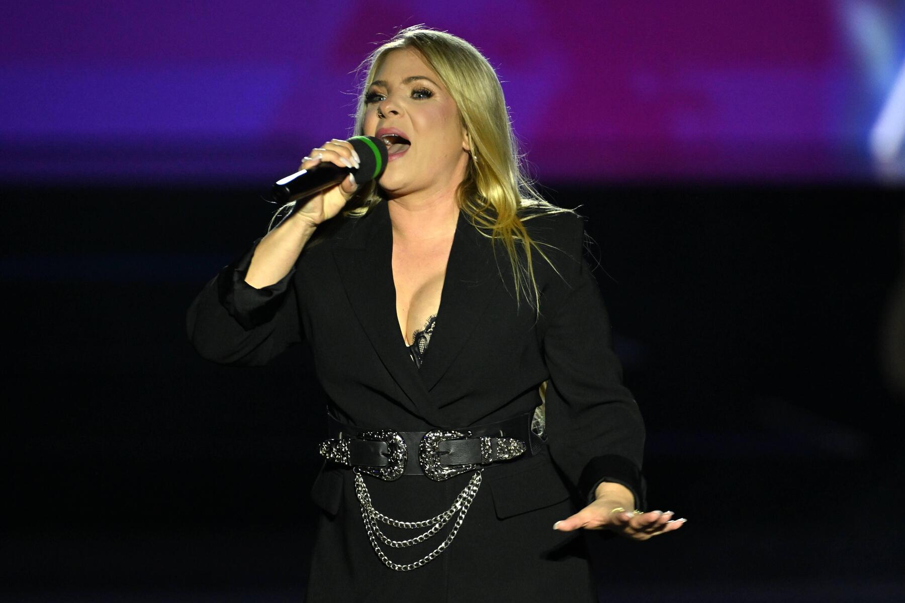 Marina Marx stürzt von der Bühne – und singt unbeirrt weiter