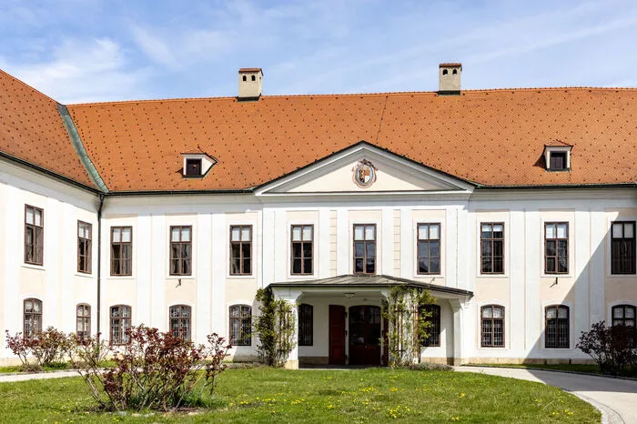 Das Palais wurde nach den Plänen des Wiener Hofbaumeisters Nikolaus Pacassi errichtet. Auf dem Bild der Ehrenhof