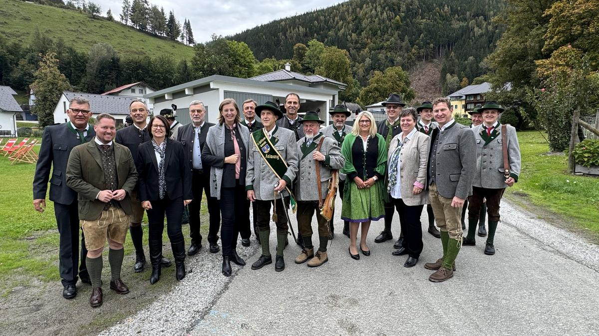 Die Pranger Schützen aus Kalwang mit den Ehrengästen der Steirischen Roas in Kalwang