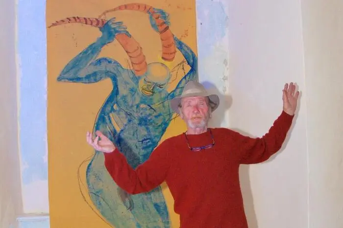 Bei der Eröffnung waren zahlreiche teilnehmende Künstler anwesend. Maler Gerald Brettschuh stellte sich mit neuen Kunstwerken in den Dienst der guten Sache