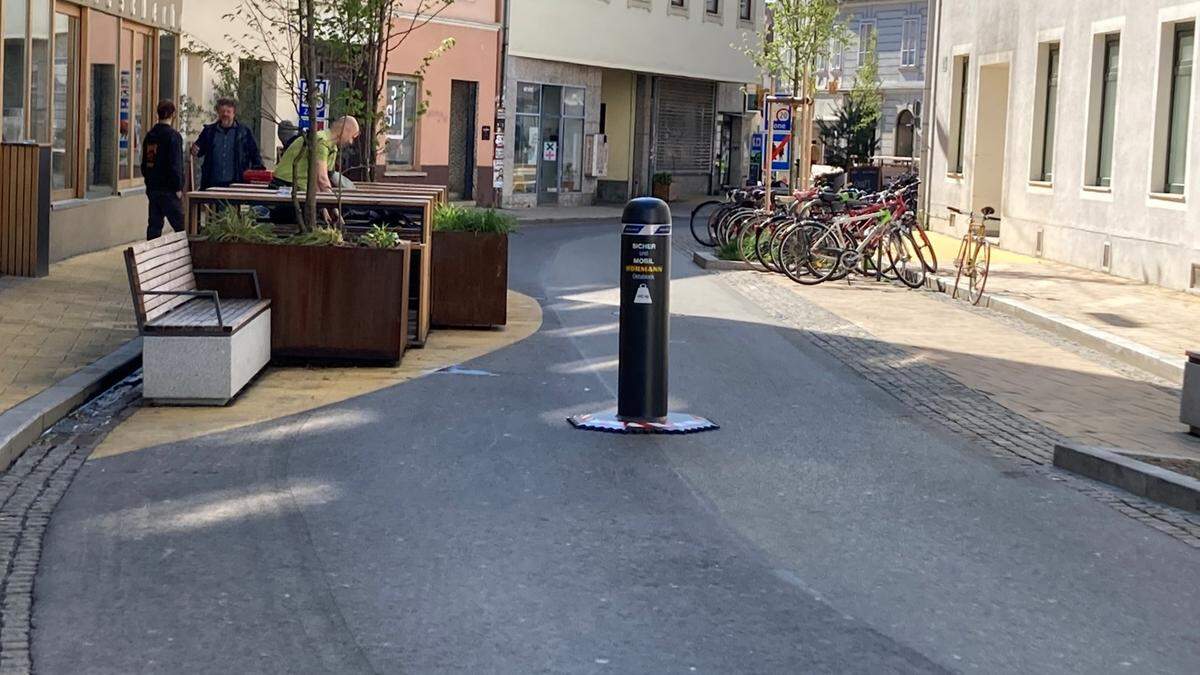 Wenn Verkehrszeichen und Markierungen nichts helfen: Ein mobiler Poller soll nun die Autofahrer davon abhalten, durch die Fußgängerzone Stockergasse zu fahren