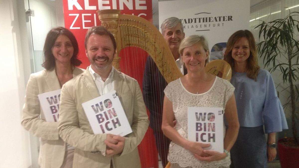 Carmen Buchacher, Florian Scholz und Ulrike Mattanovich vom Stadttheater (vorne von links) mit Michael Sabath und Susanne Kuttnig von der Kleinen Zeitung