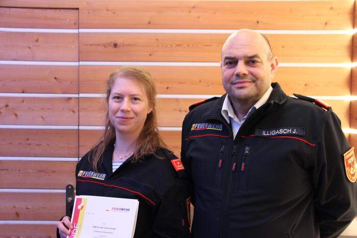 Feuerwehrärztin Larissa Sampl mit Bezirksfeuerwehrkommandant Jochen Illigasch