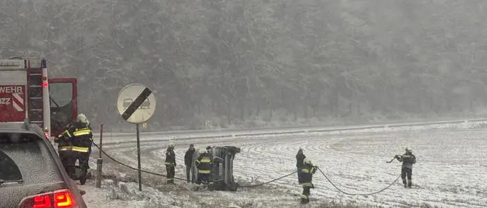 In Portendorf bei Magdalensberg kam auf der Schneefahrbahn ein Auto von der Straße ab