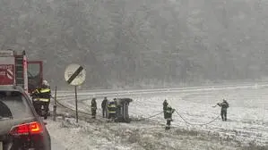 In Portendorf bei Magdalensberg kam auf der Schneefahrbahn ein Auto von der Straße ab