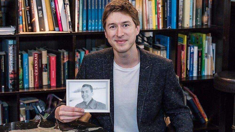 „Wir machen das  zusammen“: Verleger Paul Klingenberg mit einem Foto seines verstorbenen Vaters