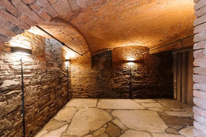 Auch im Keller ließ die Architektin die Ziegelgewölbe unverputzt.