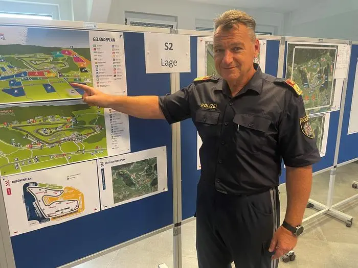 Kurt Lassnig in der Einsatzzentrale