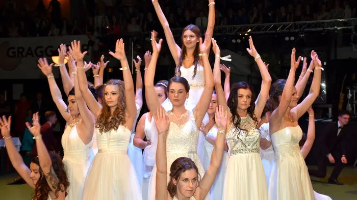 Für den Maturaball der HLW Murau am Samstag in der WM Halle war „Hollywood – Klappe auf zur letzten Szene“ das Motto und dies zog sich von der Polonaise hin bis zur Mitternachtseinlage.
