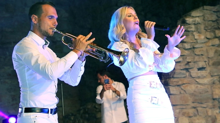 Die heimischen Stars Natalie Holzner und Daniel Düsenflitz eröffneten mit viel Schwung die Gala, Oliver Haidt, Mela Rose, Karli Kaltenbrumnner, Magdalena Ofner, Manuela Lorenz, Thomas Glan und Marc Andrae heizten dem Publikum so richtig ein, die Künstlerin Arthena Maxx präsentierte mit ihren Models von ihr entworfene Kleider.