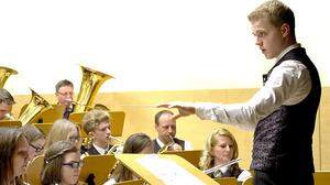 Johannes Mosbacher achtet genau auf die richtigen Einsätze der elf Instrumentenfamilien des Musikvereins Fischbach
