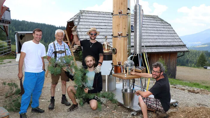 Es wurde auch „Live“  Zirbenöl destilliert durch das mobile „Kesselwerk-Team“ (am Foto). Weiters gab es Ponyreiten, einen Zirben-Handwerksladen und vieles mehr für die zahlreichen Besucher!