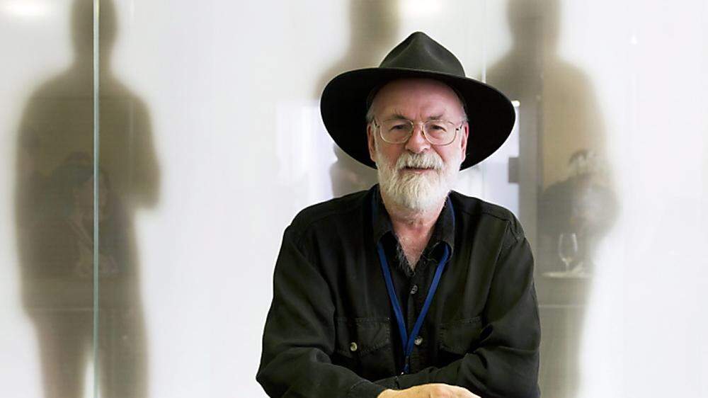 Terry Pratchett (1948 - 2015) mit seinem Markenzeichen