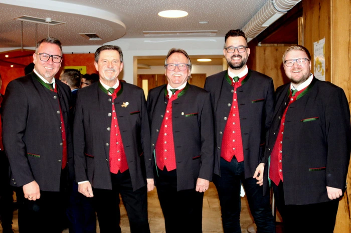 Obmann Josef Lobnig (2. von links) konnte zahlreiche Ehrengäste sowie die Sängerrunde St. Michael im Lavanttal, den Musikverein Haimburg und die Volkstanzgruppe Wabelsdorf begrüßen. 