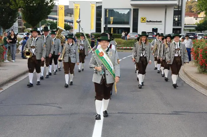 Schöne Bekleidung, hohes musikalisches Niveau und strenge Marschordnung gehören dabei heute zum Standard aller Musikkapellen, was in Paldau gut zu sehen war