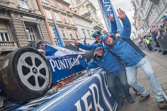 Gewannen in der Kategorie "Wagen" - das Puntigamer Racing Team aus Straßengel. Auch einen Boxenstopp legten sie in der Herrengasse und am Hauptplatz hin.