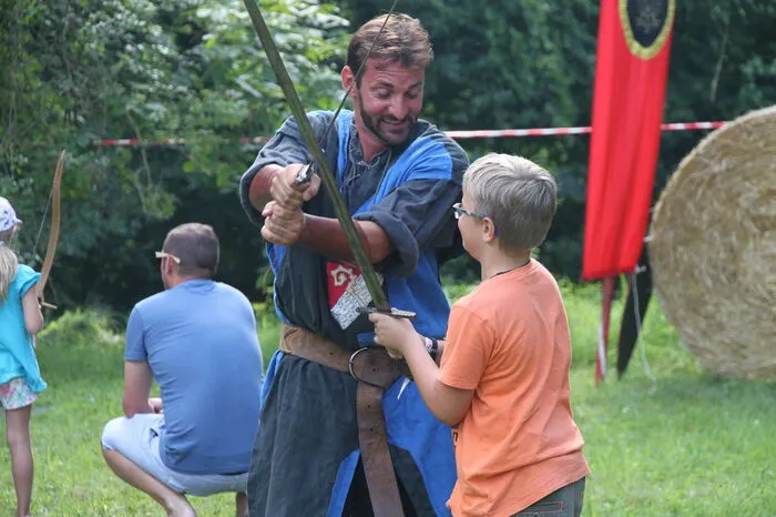 Die Ritter der Riegersburg zeigten den Kindern den richtigen Umgang mit dem Schwert. Außerdem konnte man Bogen schießen und sich das Fest vom Pferderücken aus genießen.